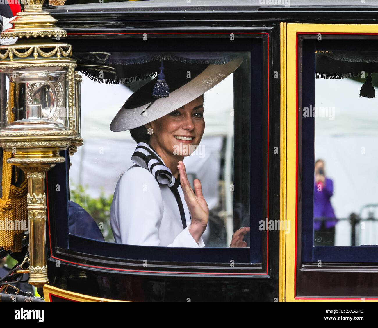 Londra, Regno Unito. 15 giugno 2024. Catherine, la principessa del Galles, cavalca in carrozza con i suoi figli e ondeggia tra le folle. L'annuale processione cerimoniale Trooping the Colour per il compleanno del re si fa strada da Buckingham Palace alla Horse Guards Parade per le procedure lì, e torna al Palazzo per un aspetto dal balcone. Catherine, la Principessa di Galles, sta facendo la sua prima apparizione pubblica quest'anno. Crediti: Imageplotter/Alamy Live News Foto Stock