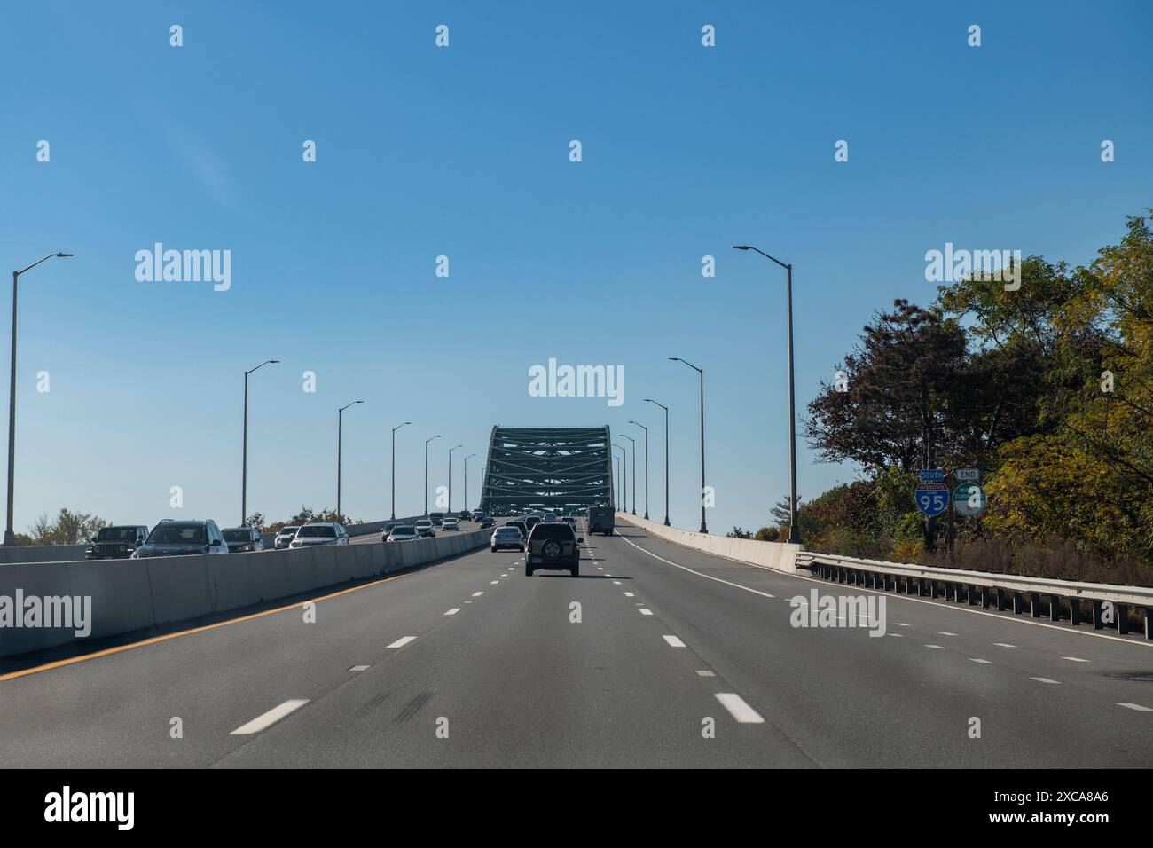 Maine, USA - 28 ottobre 2023: Ingresso al ponte sul fiume Piscateque, viaggio lungo l'Interstate 95 dallo stato del Maine allo stato di New Ham Foto Stock