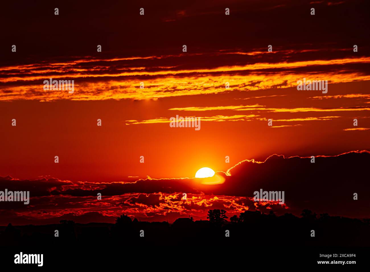 la vista dalle montagne era stupenda, il tramonto faceva bruciare il cielo. Bella fine della giornata Foto Stock