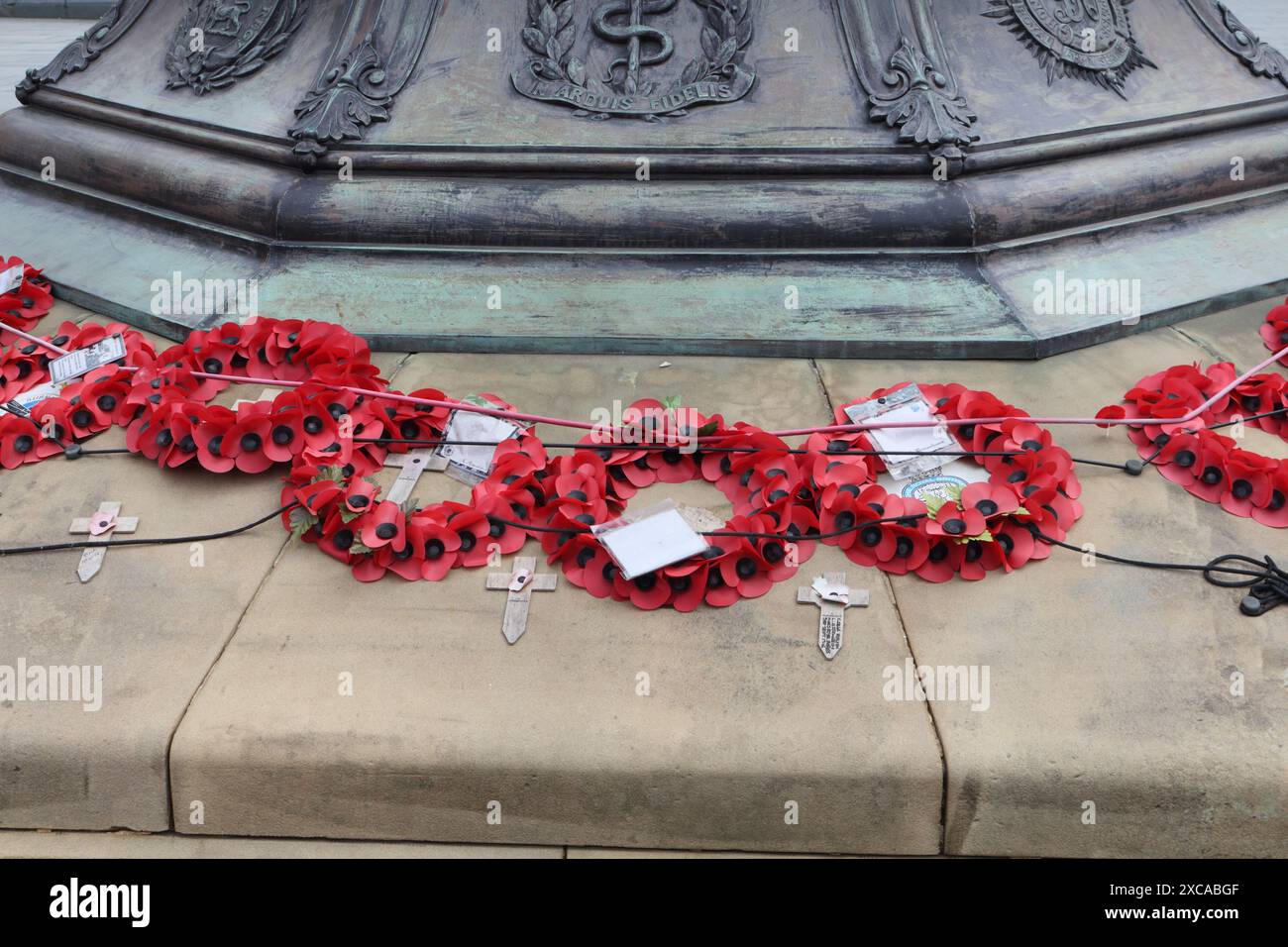 Il primo monumento alla guerra mondiale a Barkers Pool nel centro di Sheffield, Inghilterra, corone di Poppy Foto Stock