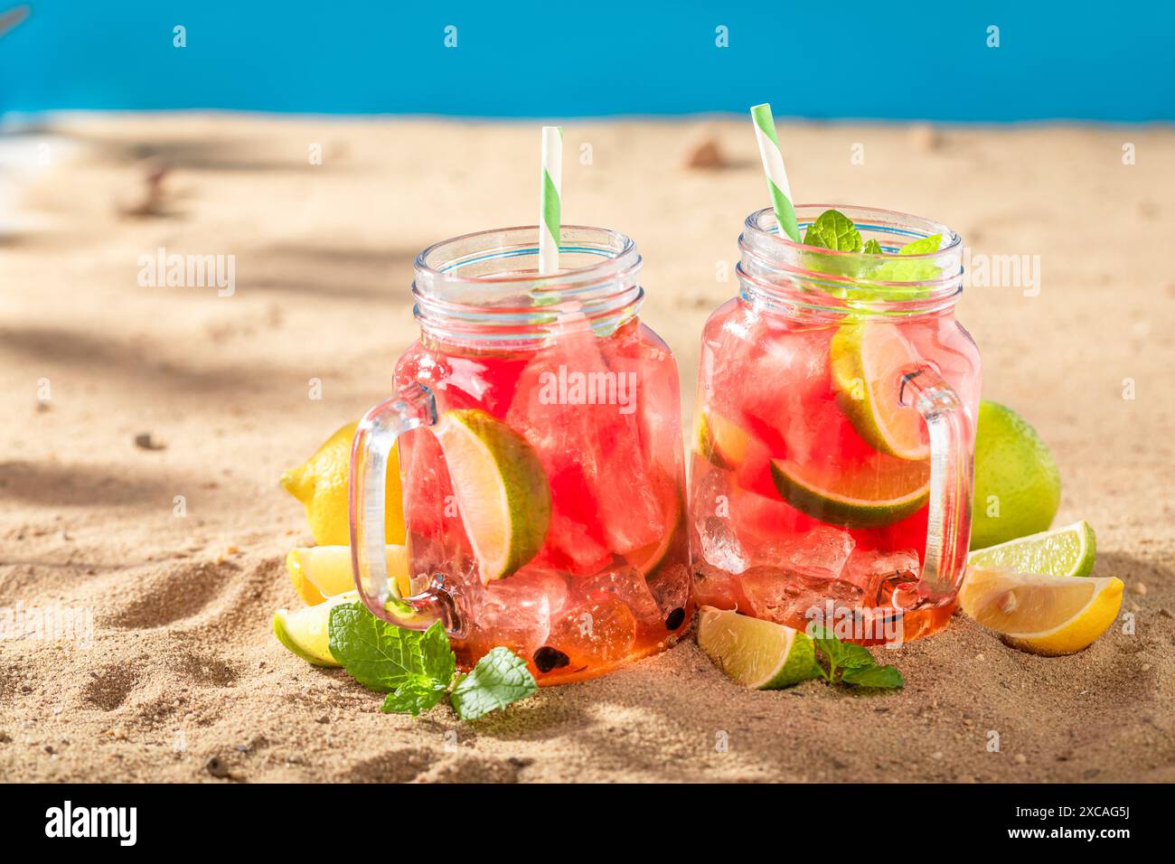 Limonata gustosa e dolce con agrumi, melone e ghiaccio tritato. Mojito con anguria e lime. Foto Stock