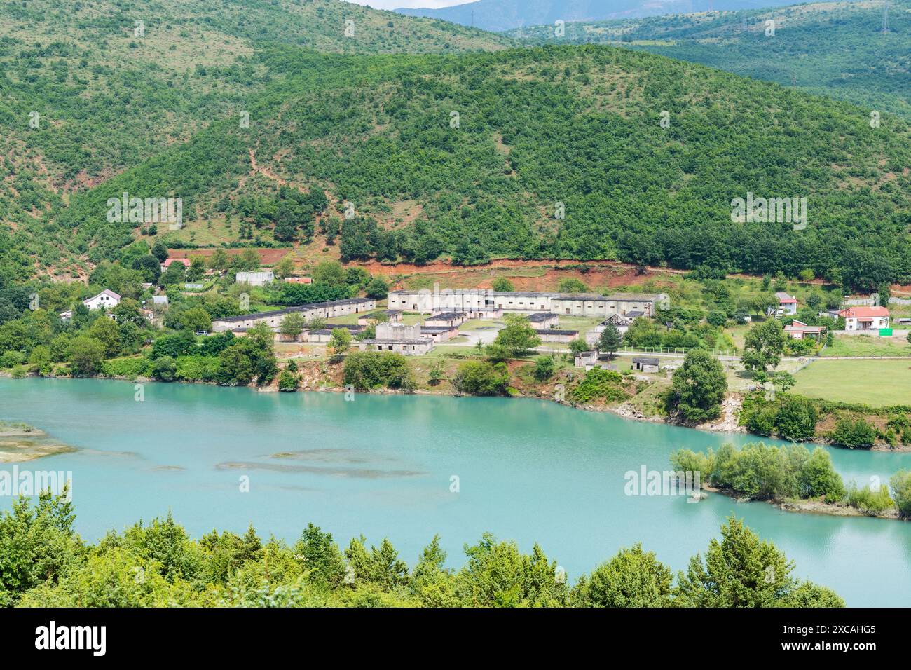 Villaggio vicino al lago Komoni nella campagna albanese settentrionale Foto Stock
