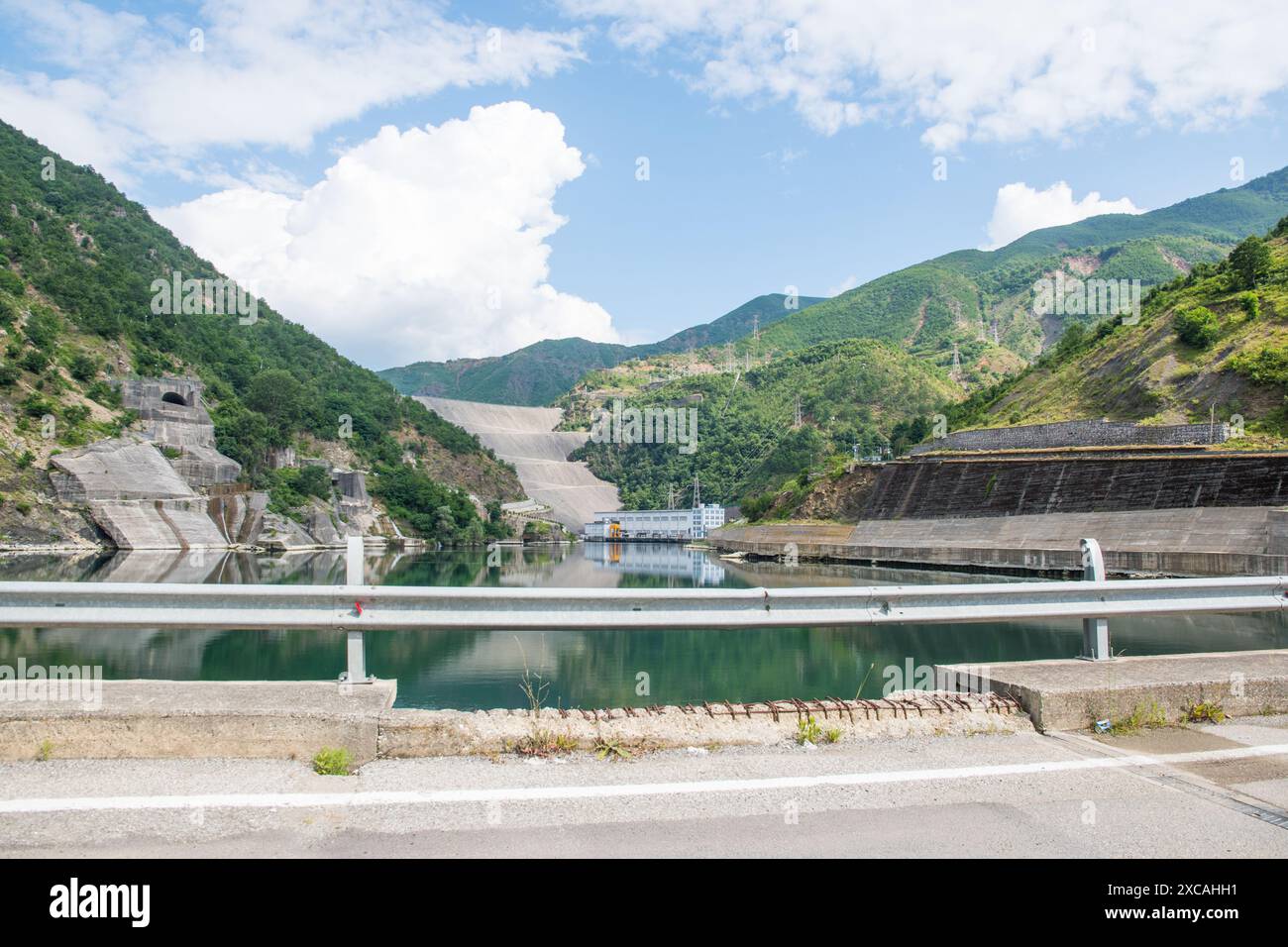 Centrale idroelettrica di Fierza nella campagna albanese settentrionale Foto Stock