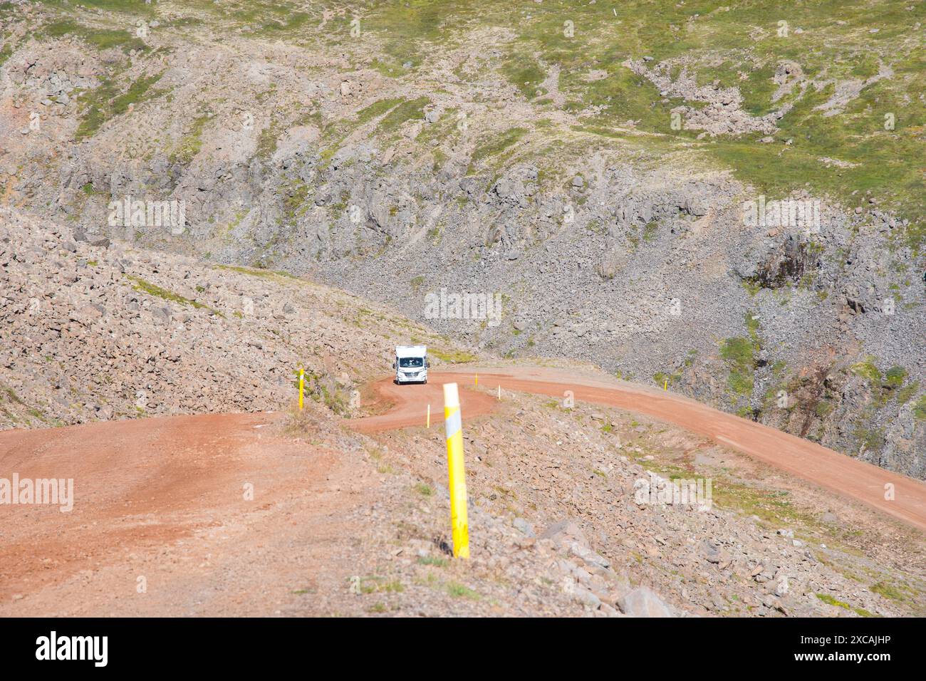 La tortuosa strada di ghiaia che conduce a Raudasandur nei westfjords d'Islanda Foto Stock
