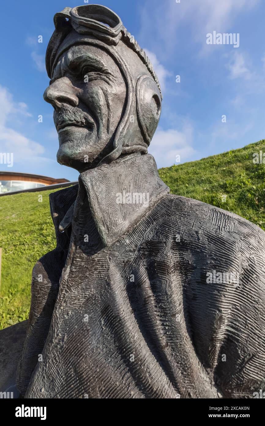 Inghilterra, Kent, Folkestone, Capel-le-ferne, il Battle of Britain Memorial, Statua del maresciallo capo dell'aviazione Sir Keith Park (1892-1975) Foto Stock