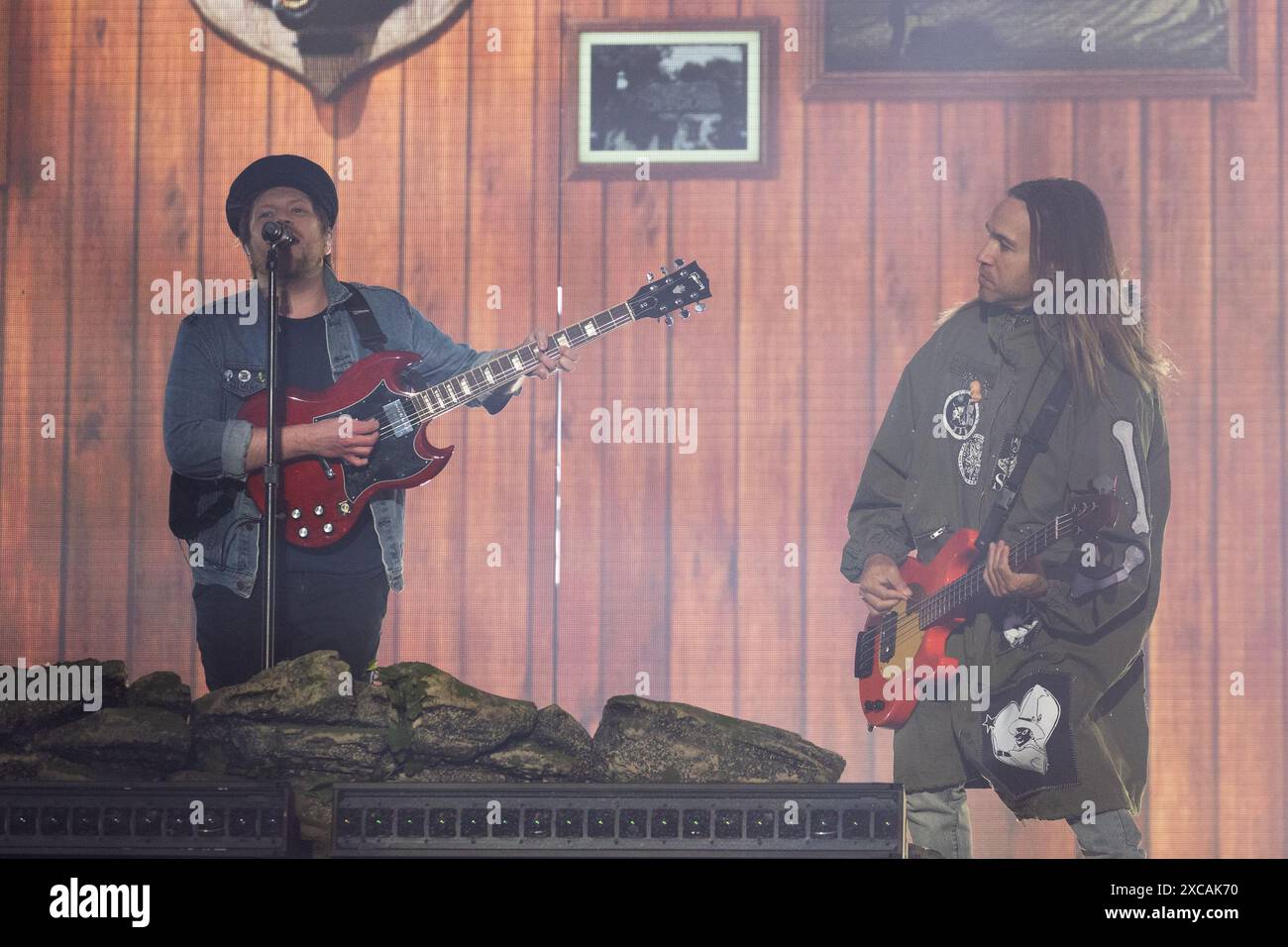 Leicestershire, Regno Unito. Sabato 15 giugno 2024. Pete Wentz e Patrick Stump dei Fall Out Boy si esibiscono sul palco di Apex al Download Festival 2024 a Donington Park. Download è il più grande festival rock e metal del Regno Unito con una capacità di 75.000 persone. Crediti: Katie Collins/EMPICS/Alamy Live News Foto Stock