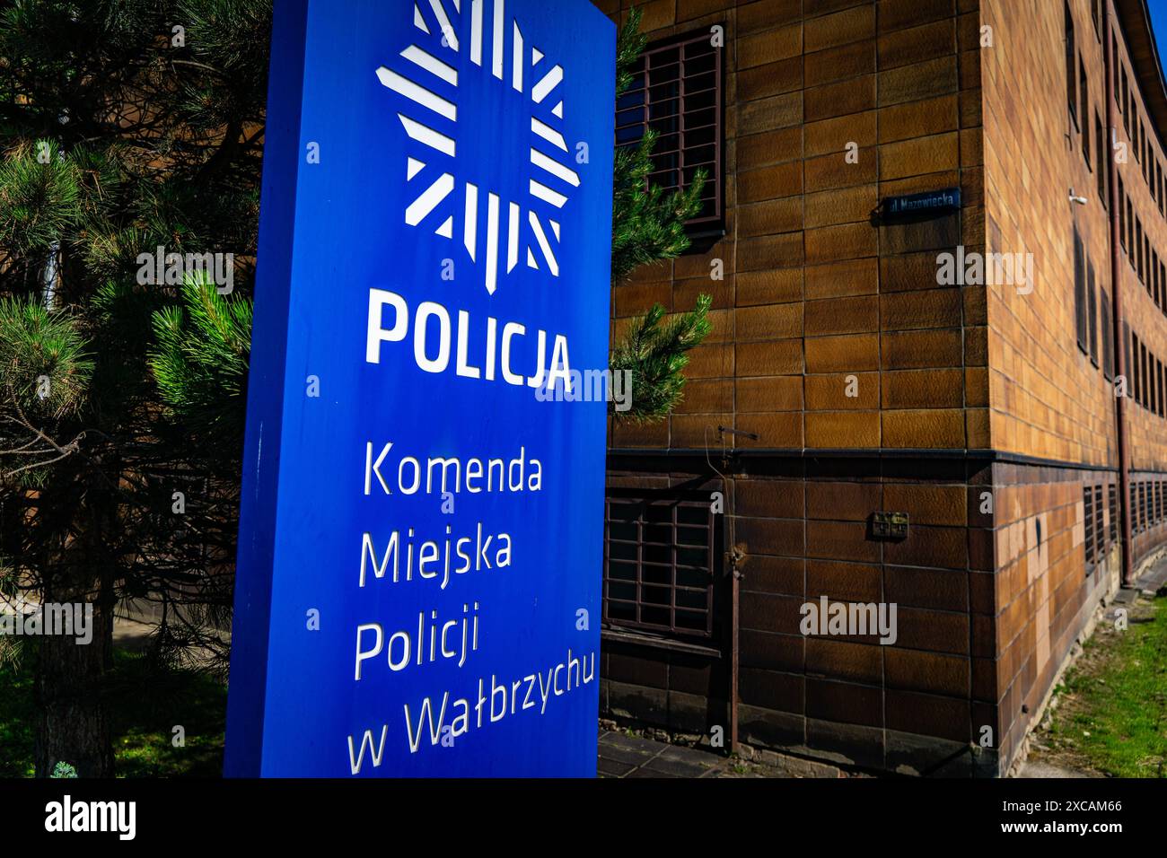 Wałbrzych, Polonia - 06.16.2024: Sede della polizia municipale a Wałbrzych Foto Stock