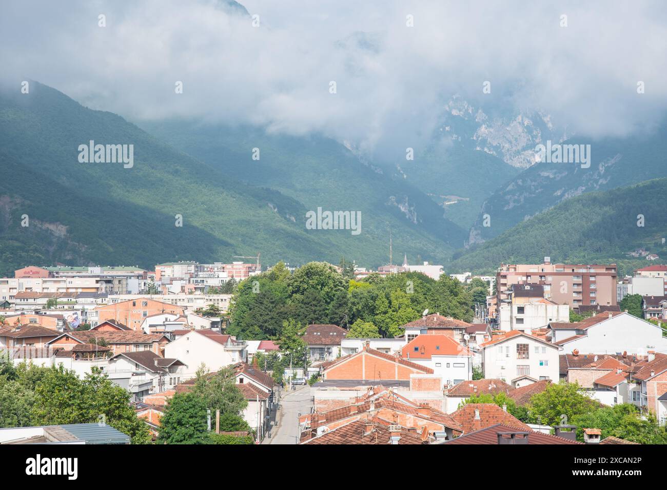 Vista sulla splendida città di Peja nel nord del Kosovo Foto Stock