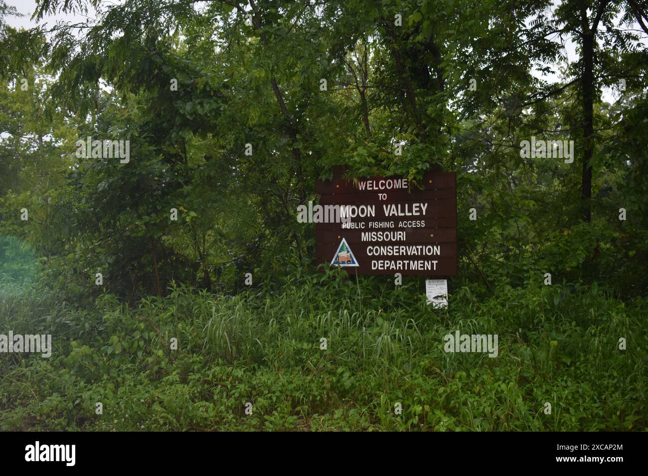Moon Valley Access, Dallas County, Missouri, USA-5.31.24. Il cartello di benvenuto a Moon Valley: Un accesso al fiume, di proprietà di MDC, situato sul fiume Niangua. Foto Stock