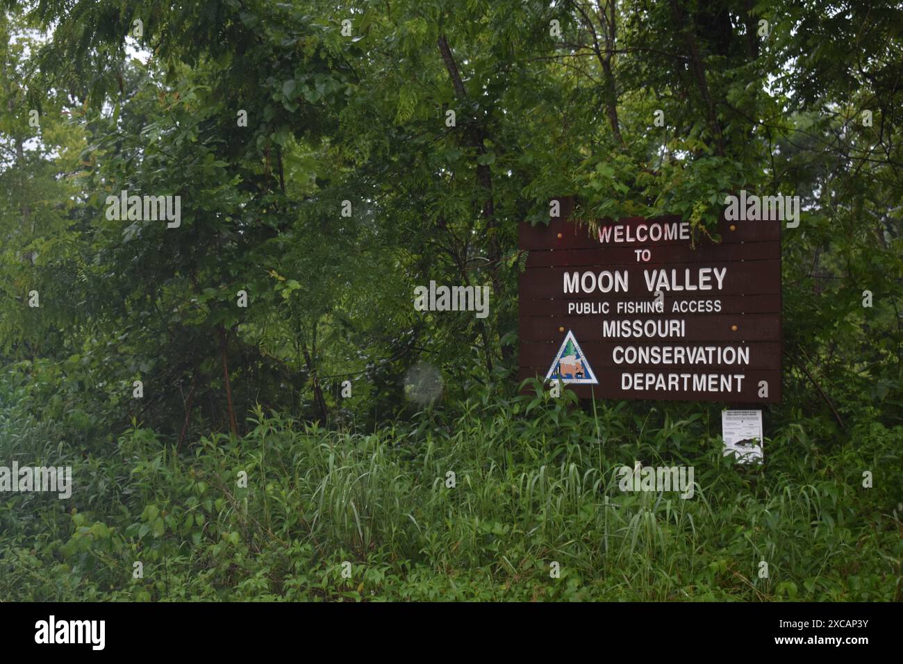 Moon Valley Access, Dallas County, Missouri, USA-5.31.24. Il cartello di benvenuto a Moon Valley: Un accesso al fiume, di proprietà di MDC, situato sul fiume Niangua. Foto Stock