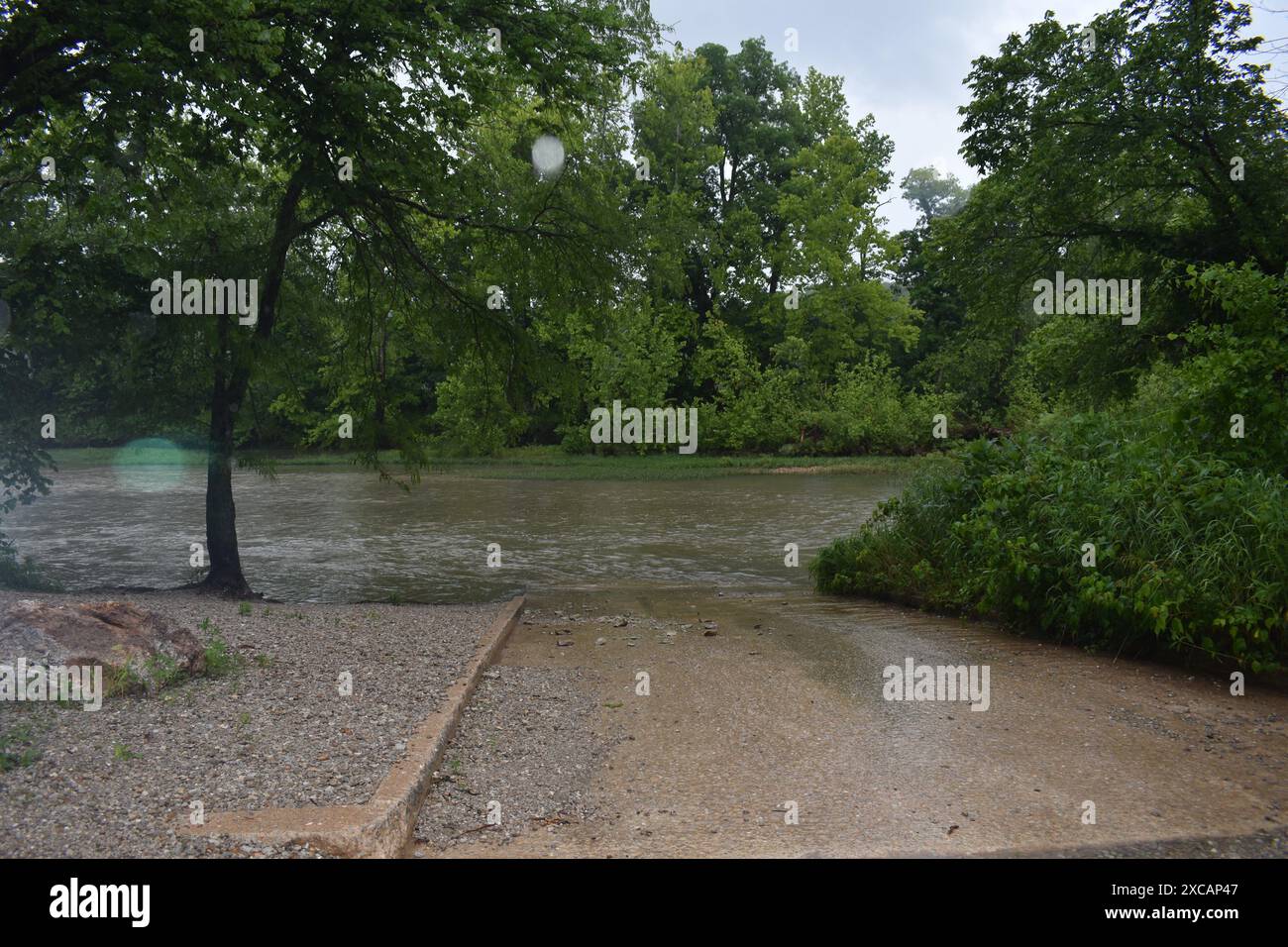 Il fiume Niangua si sta innalzando sulla rampa di accesso alla Moon Valley Access (Contea di Dallas, Missouri, Stati Uniti) a causa delle recenti piogge. MDC Foto Stock