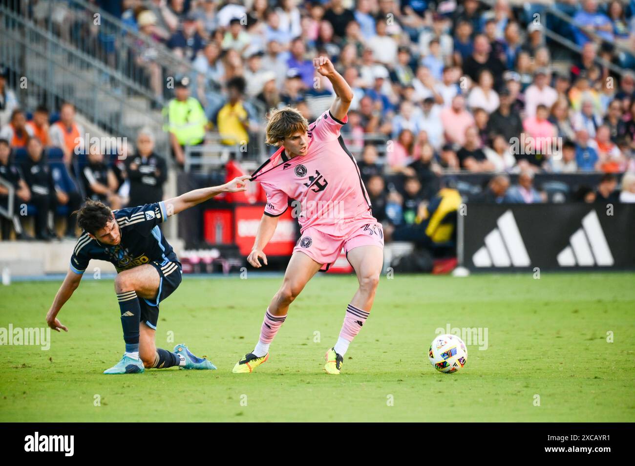 Chester, Pennsylvania, Stati Uniti. 15 giugno 2024. 15 giugno 2024, Chester PA, Stati Uniti: LEON FLACH (31), giocatore della Philadelphia Union, combatte per il pallone afferrando la maglia del giocatore dell'Inter Miami CF, BENJAMIN CREMASCHI (30) durante la partita a Subaru Park Credit Image: © Ricky Fitchett via ZUMA Wire (Credit Image: © Ricky Fitchett/ZUMA Press Wire) SOLO PER USO EDITORIALE! Non per USO commerciale! Foto Stock