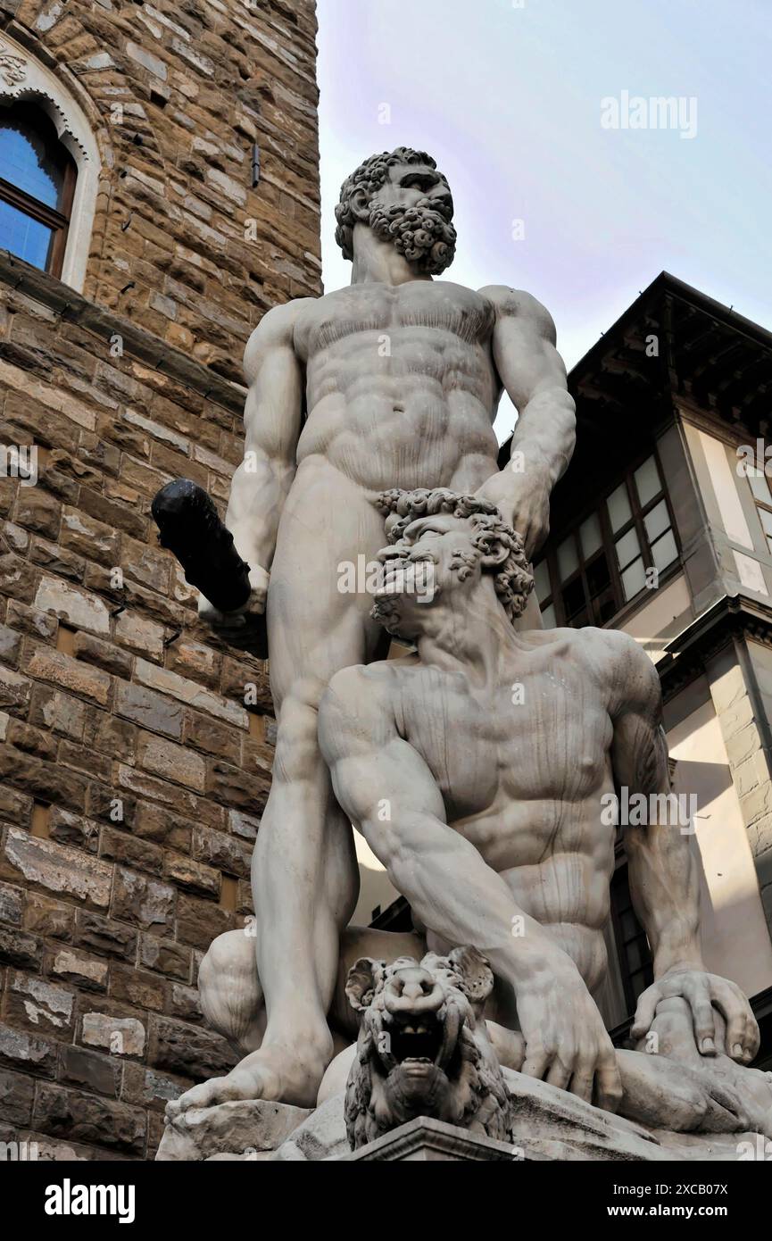 Ercole e Cacus di Baccio Bandinelli, Piazza della Signoria, Firenze, Toscana, Italia, Europa, Una grande statua in marmo raffigura due figure maschili in una Foto Stock