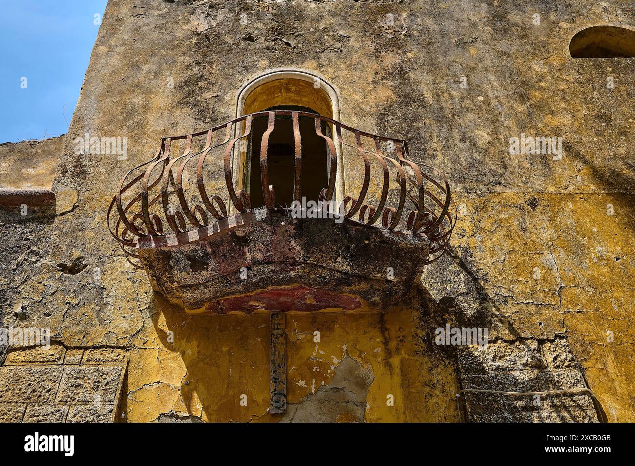 Un balcone abbandonato con una ringhiera arrugginita su un vecchio muro, il Palazzo del Governatore Italiano, le rovine, l'insediamento coloniale italiano, Eleousa, Rhodes Foto Stock