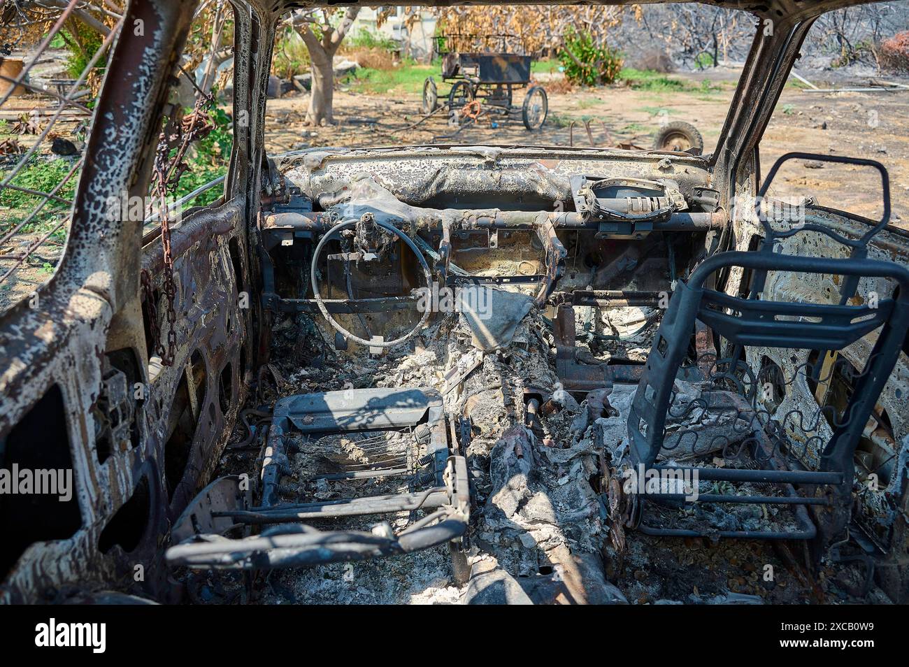 Interno di un'auto bruciata, completamente devastata e mappata, raffigurante la totale distruzione, gli incendi boschivi, estate 2023, i danni causati dagli incendi boschivi, Boutique Foto Stock