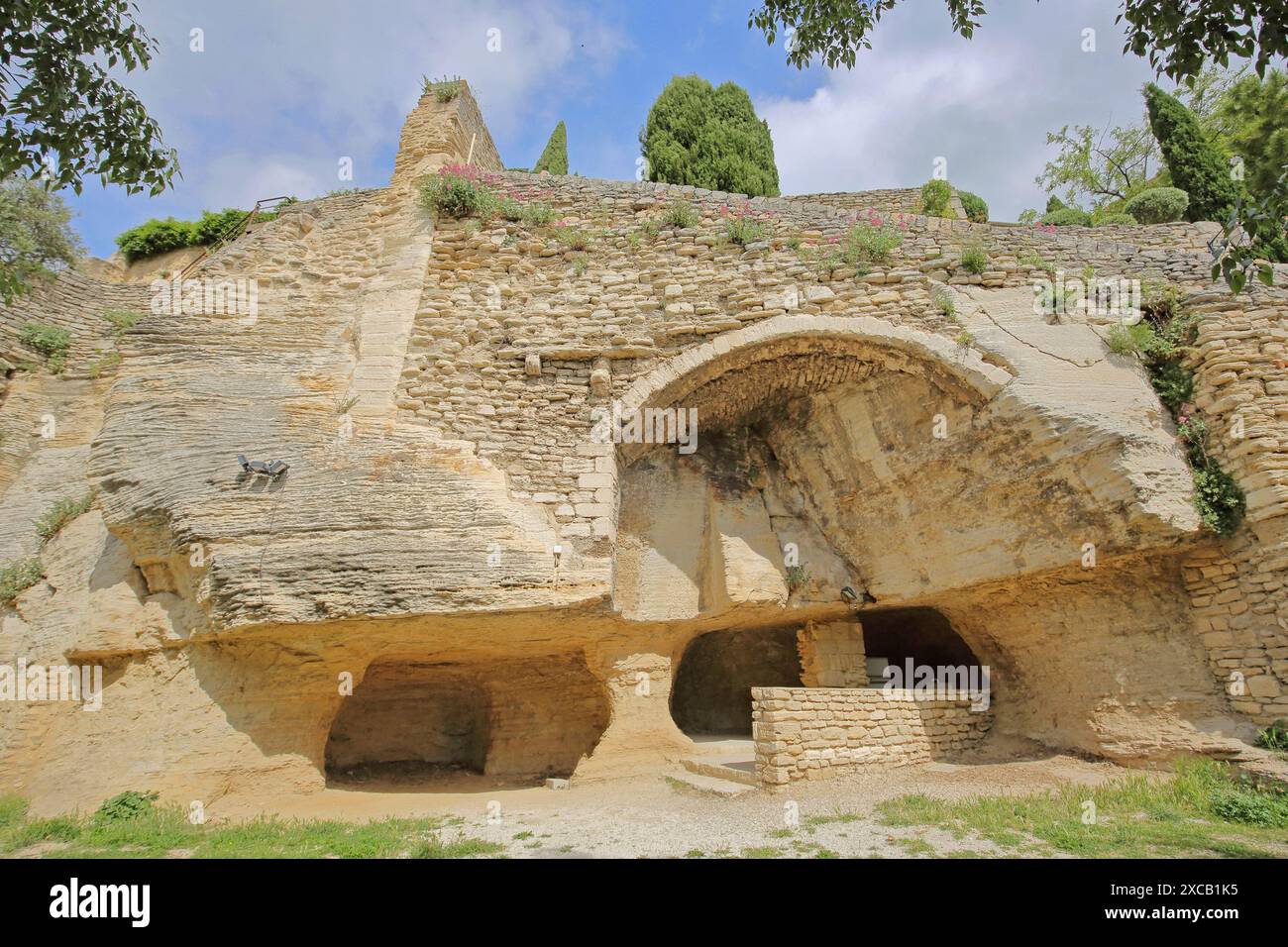 Grotta con grotta e parete geologica in pietra, parete rocciosa, rocce, villaggio di montagna, Gordes, Luberon, Vaucluse, Provenza, Francia Foto Stock