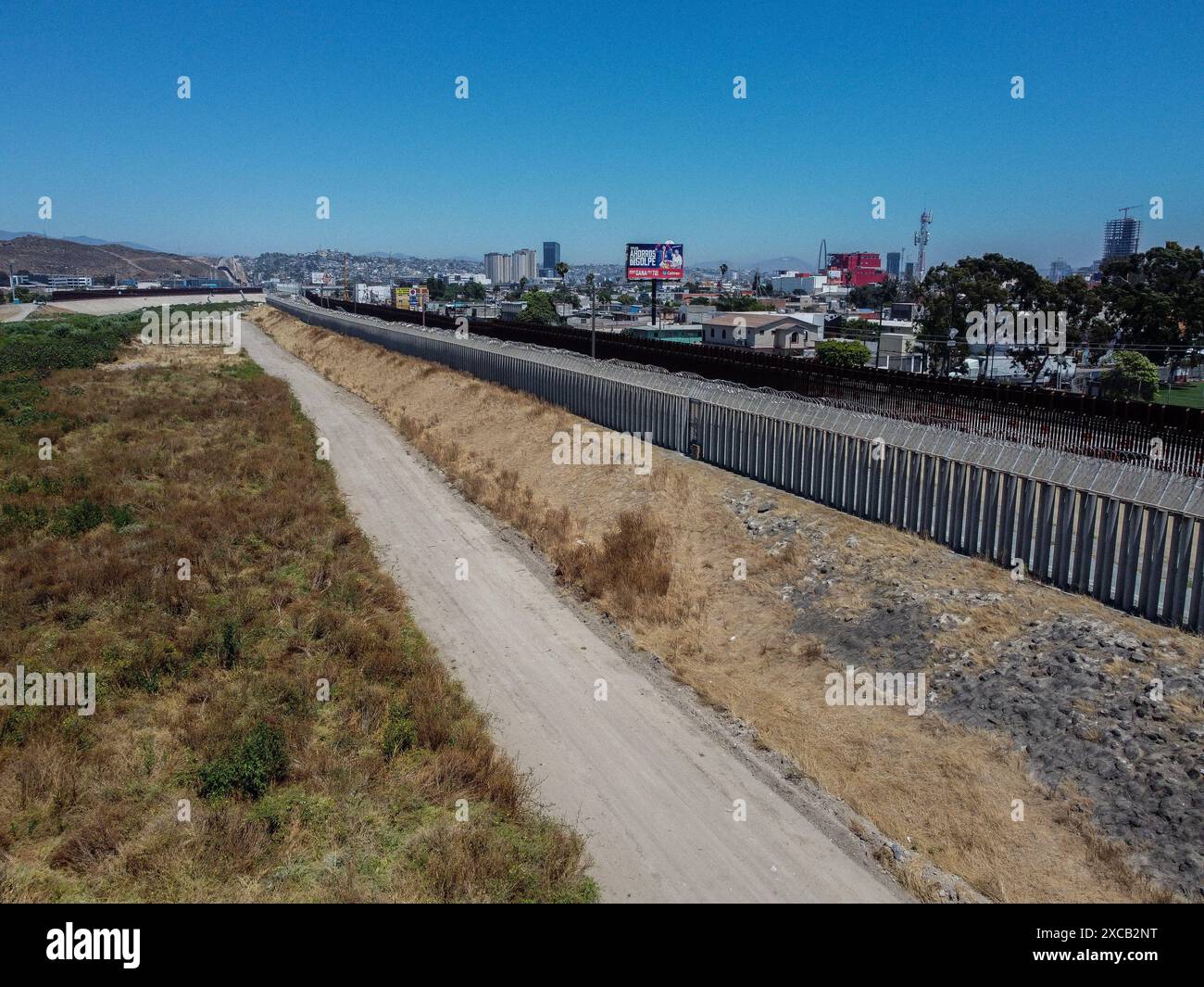 San Diego, Stati Uniti. 15 giugno 2024. (NOTA DELL'EDITORE: Immagine scattata da un drone) il muro di confine che separa Messico e Stati Uniti si vede a San Diego. Il muro di confine, il muro della tortilla, è costruito lungo il confine tra Stati Uniti e Messico per impedire ai migranti di attraversare. Nonostante la sua presenza, migliaia di migranti riescono ancora a superare il muro ed entrare illegalmente negli Stati Uniti ogni anno. Credito: SOPA Images Limited/Alamy Live News Foto Stock