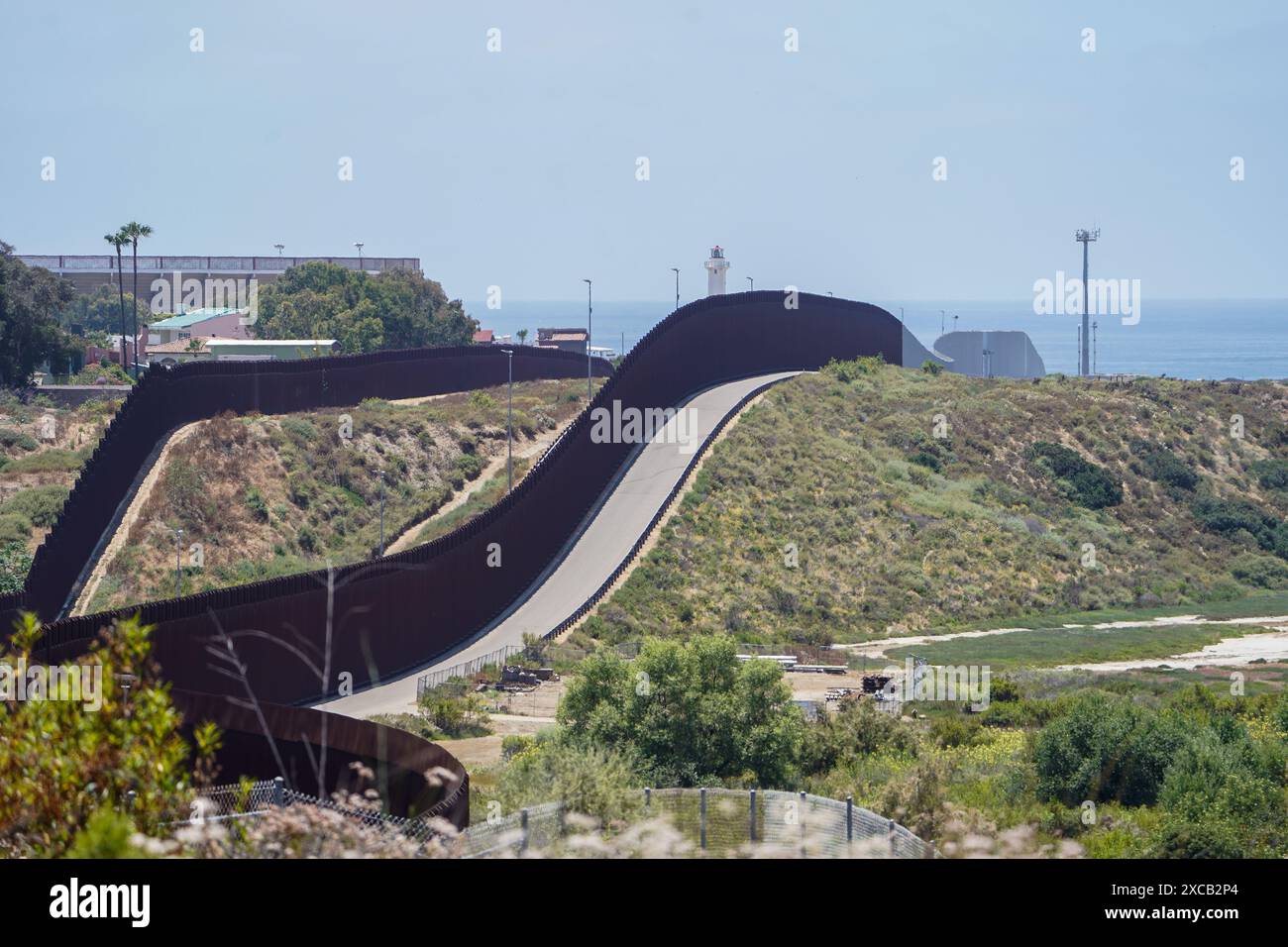 San Diego, Stati Uniti. 15 giugno 2024. Il muro di confine che separa Messico e Stati Uniti si trova a San Diego. Il muro di confine, il muro della tortilla, è costruito lungo il confine tra Stati Uniti e Messico per impedire ai migranti di attraversare. Nonostante la sua presenza, migliaia di migranti riescono ancora a superare il muro ed entrare illegalmente negli Stati Uniti ogni anno. Credito: SOPA Images Limited/Alamy Live News Foto Stock