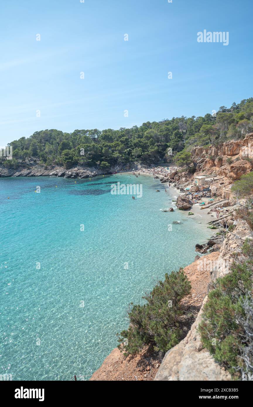 Acque turchesi di Cala Saladeta a Ibiza in estate. Foto Stock