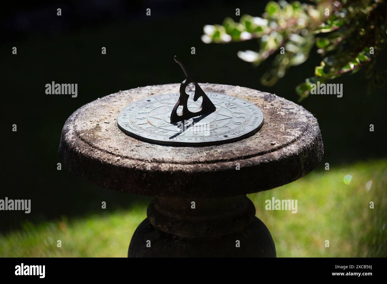 Antico quadrante solare nei giardini verdi con ombra - museo Totnes Foto Stock