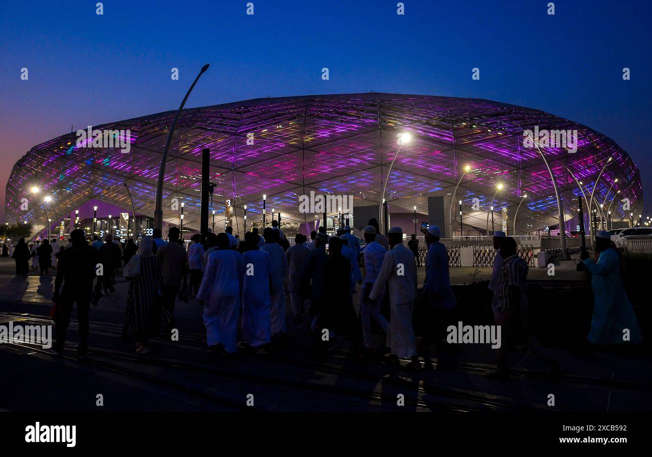 EID AL-ADHA PREGHIERA 2024 i fedeli musulmani DI DOHA arrivano per le preghiere mattutine di Eid al-Adha presso l'Education City Stadium durante il primo giorno della vacanza Eid al-Fitr a Doha, Qatar, il 16 giugno 2024. Eid al-Adha, o Festa del sacrificio, segna la fine del pellegrinaggio hajj alla Mecca. DOHA Qatar Copyright: XNOUSHADx Foto Stock