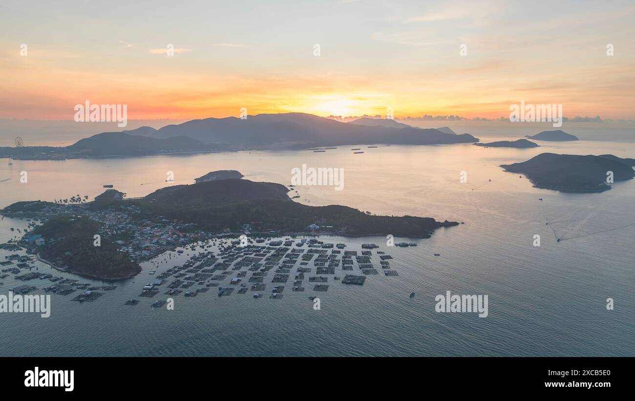 30 aprile 2024: Vista panoramica dell'isola di Tri Nguyen, della città di Nha Trang, della provincia di Khanh Hoa, Vietnam Foto Stock