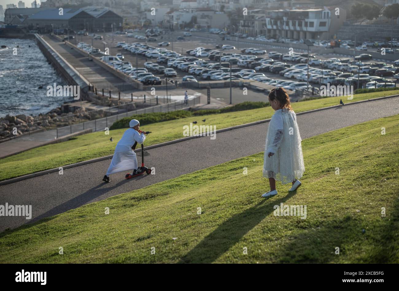 Tel Aviv, Israele. 16 giugno 2024. I bambini musulmani giocano durante le celebrazioni di Eid al-Adha a Jaffa. EID al-Adha è la festa più sacra dell'Islam, durante la quale i musulmani massacrano bovini e pecore per commemorare la volontà del profeta Ibrahim (Abramo) di sacrificare suo figlio Ismaele. Crediti: Ilia Yefimovich/dpa/Alamy Live News Foto Stock