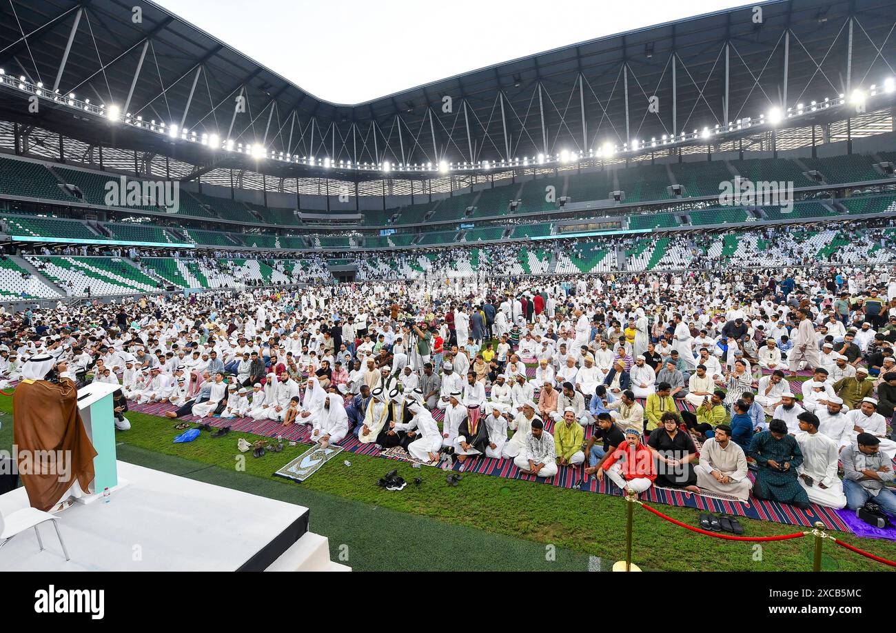 EID AL-ADHA PREGHIERA 2024 DOHA Un imam del Qatar predica di fronte ai fedeli dopo la preghiera di Eid al-Adha presso lo Education City Stadium durante il primo giorno della vacanza Eid al-Fitr a Doha, Qatar, il 16 giugno 2024.Eid al-Adha, o Festa del sacrificio, segna la fine del pellegrinaggio hajj alla Mecca. DOHA Qatar Copyright: XNOUSHADx Foto Stock