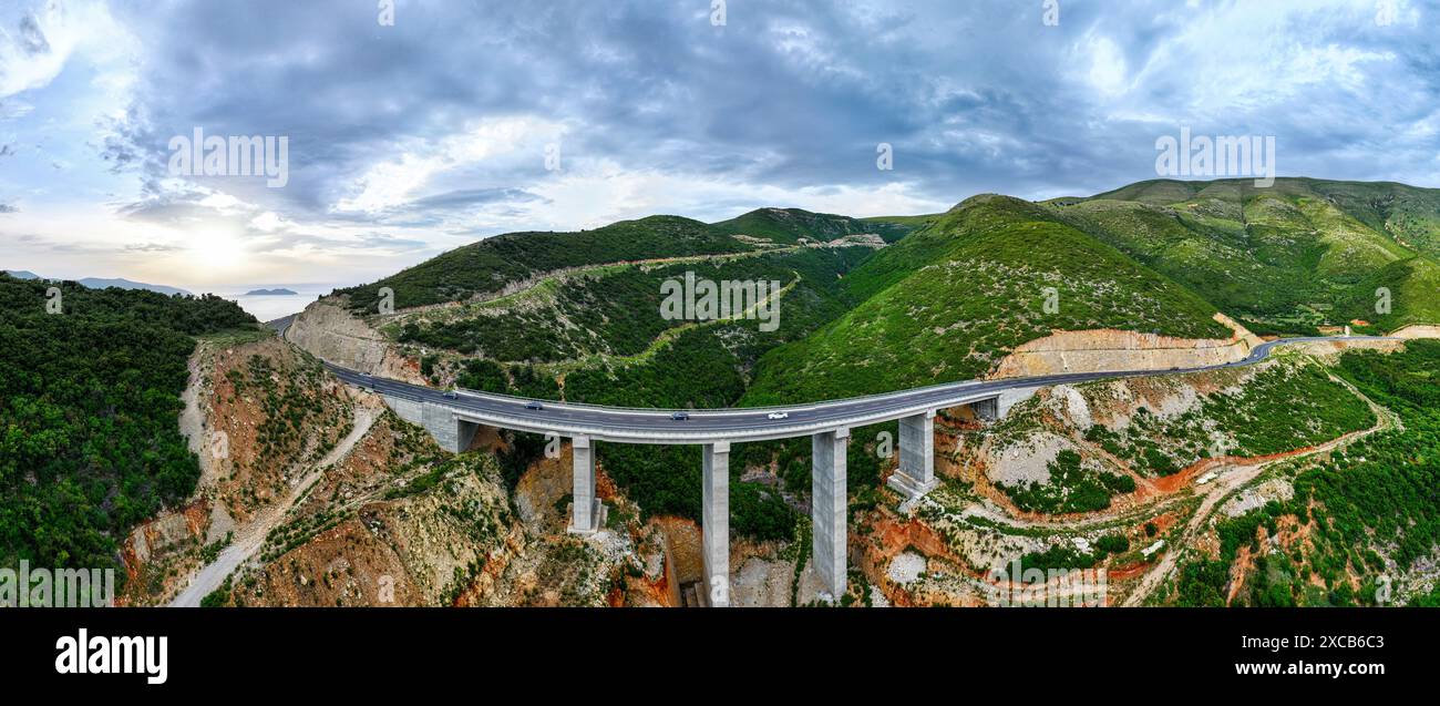 Un ponte sulla circonvallazione di Valona nel sud dell'Albania Foto Stock