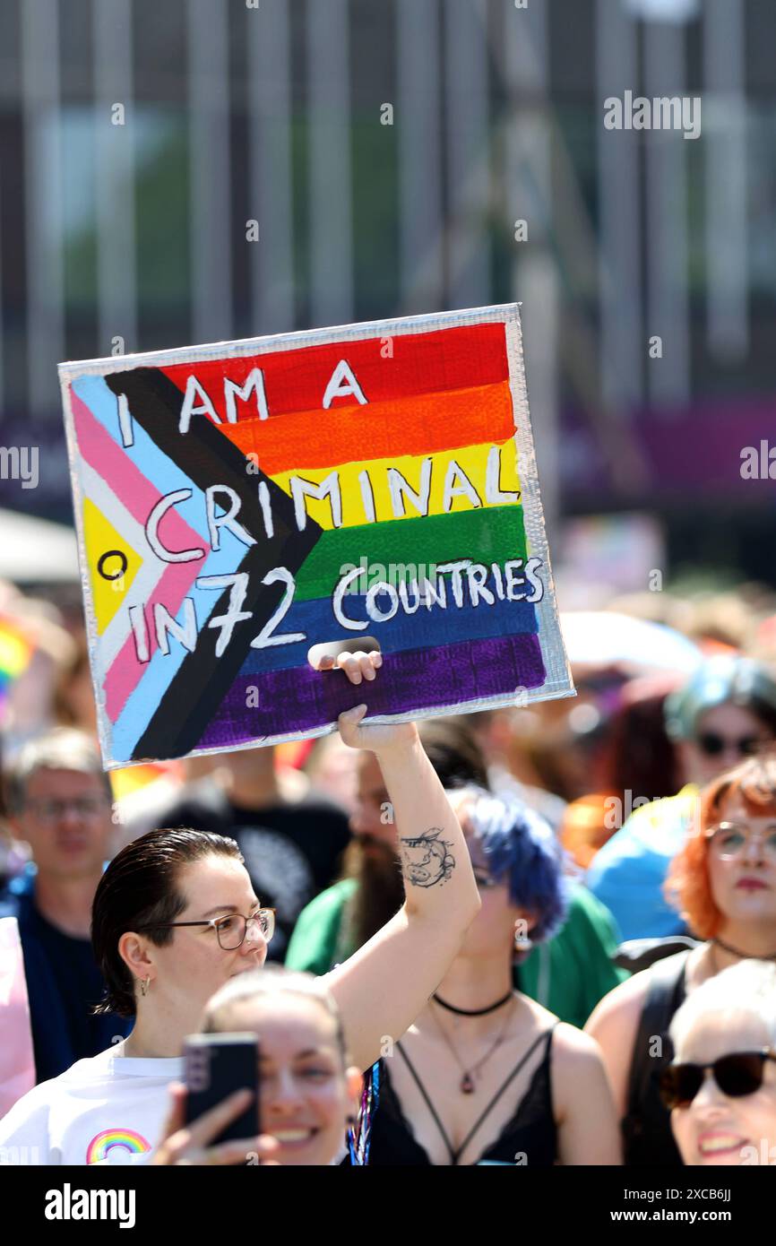 CHRISTOPHER STREET GIORNO 2024 - Kassel - CSD - 8:00. Juni 2024 zieht der CSD in Kassel unter dem motto Gegen Fremdbestimmung: WIR kennen uns selbst am besten durch die Innenstadt. Bürgermeisterin Nicole Maisch Bündnis 90/Die Grünen begrüßte die anwesenden Teilnehmer:innen mit den Worten: WIR sind stolz, dass unsere Stadt so eine starke queere Szene Hat. Nach der Auftaktkundgebung auf dem Friedrichsplatz mit zahlreichen Redebeiträgen startet die bunte CSD-Parade gegen 13,30 Uhr mit ca. 3,500 Demoteilnehmern vom Startpunkt Steinweg aus durch den Innenstadtbereich. Nach Eintreffen des Demozuges AM Foto Stock