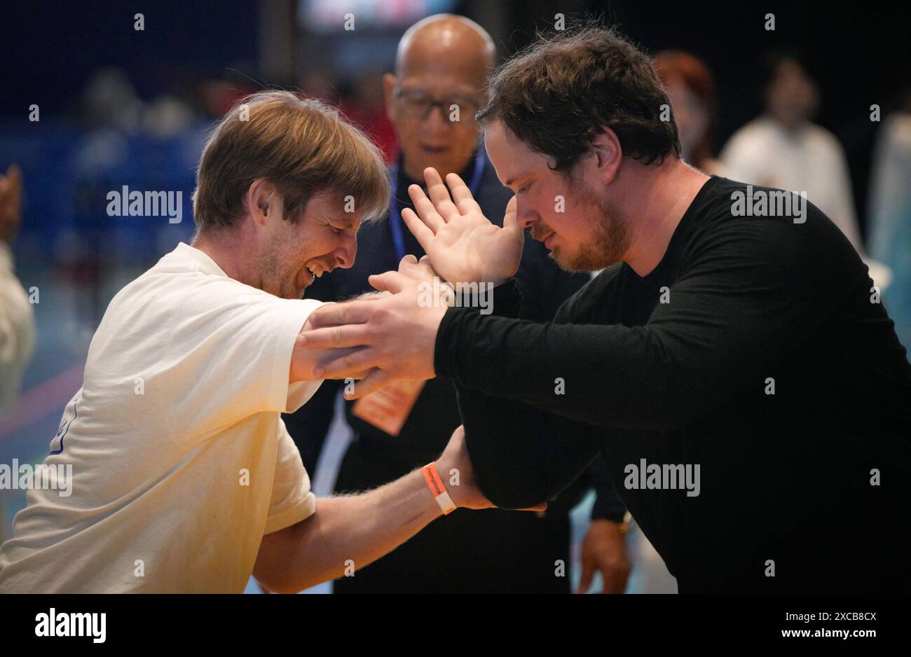 (240616) -- VANCOUVER, 16 giugno 2024 (Xinhua) -- i concorrenti competono nella divisione Push Hands al 42° CAN-Am International Martial Arts Championships a Vancouver, British Columbia, Canada, 15 giugno 2024. (Foto di Liang Sen/Xinhua) Foto Stock