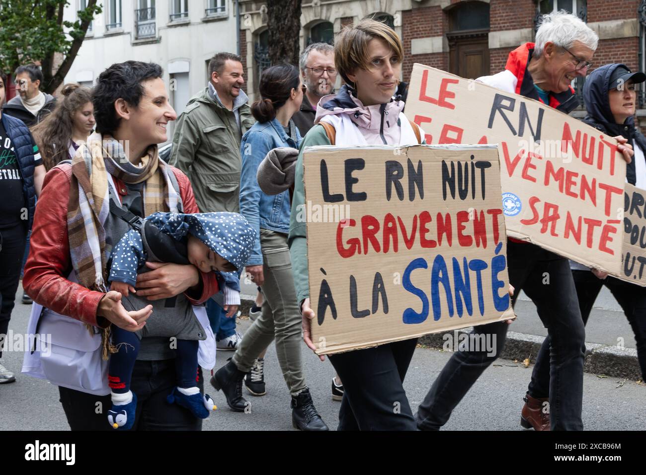 Lille, Francia. 15 giugno 2024. La gente partecipa a una manifestazione contro l'estrema destra, a Lille, nel nord della Francia, il 15 giugno 2024. Un totale di 250.000 persone sono andate in strada in Francia sabato, di cui 75.000 a Parigi, per protestare contro l'estrema destra, secondo la polizia. Crediti: Sebastien Courdji/Xinhua/Alamy Live News Foto Stock
