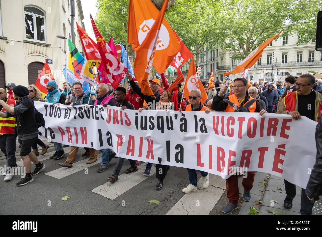Lille, Francia. 15 giugno 2024. La gente partecipa a una manifestazione contro l'estrema destra, a Lille, nel nord della Francia, il 15 giugno 2024. Un totale di 250.000 persone sono andate in strada in Francia sabato, di cui 75.000 a Parigi, per protestare contro l'estrema destra, secondo la polizia. Crediti: Sebastien Courdji/Xinhua/Alamy Live News Foto Stock