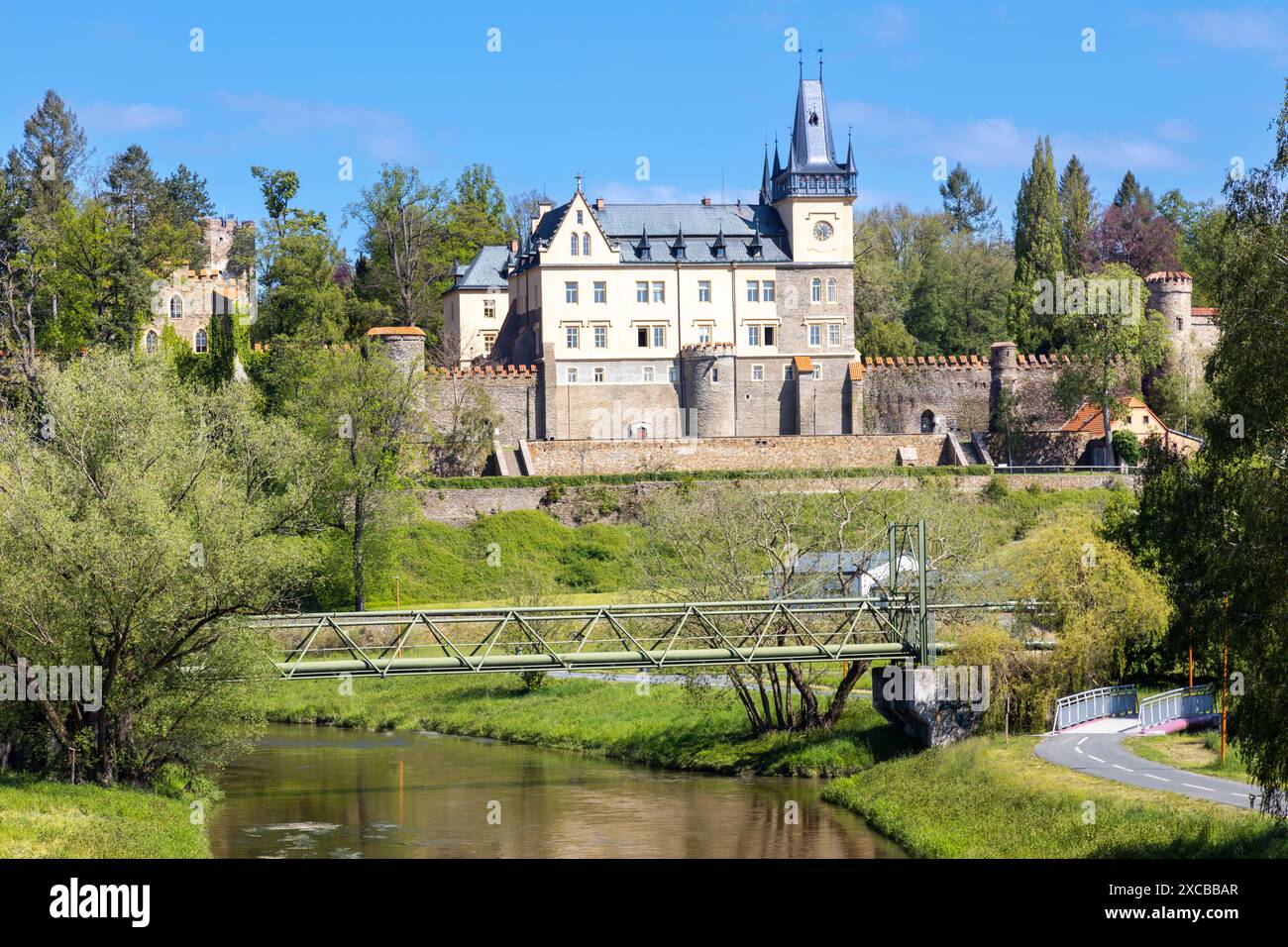 Pseudogoticky zamek z 1547, Zruc nad Sazavou, Středočeský kraj, Ceska republika / neo-gotico del castello dal 1547, città Zruc nad Sazavou, Boemia centrale, Foto Stock