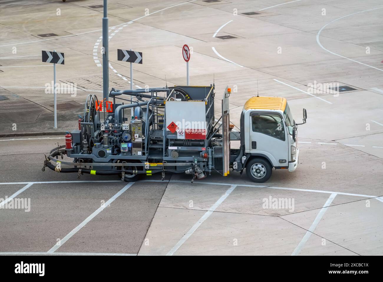 Il rifornimento tramite il carrello di alimentazione carburante ad alta pressione si dirige verso il banco di manutenzione dell'aeromobile. Foto Stock