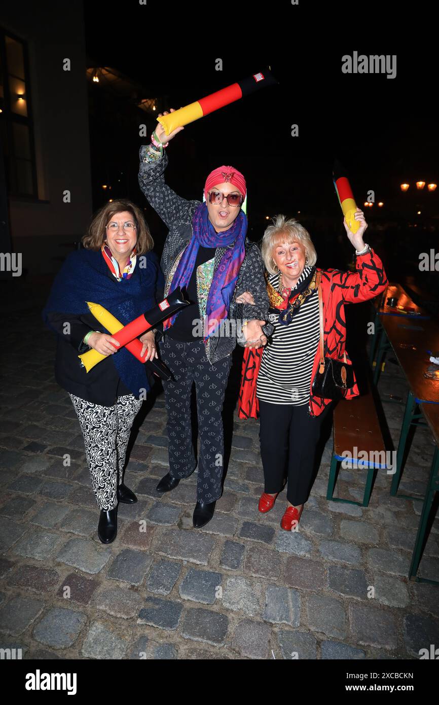 Judith Stückler, Julian F. M. Stoeckel und Stefanie Simon bei der Ankunft zum EM-public-viewing EM-Eröffnungsspiel Deutschland vs. Schottland im Berli Foto Stock
