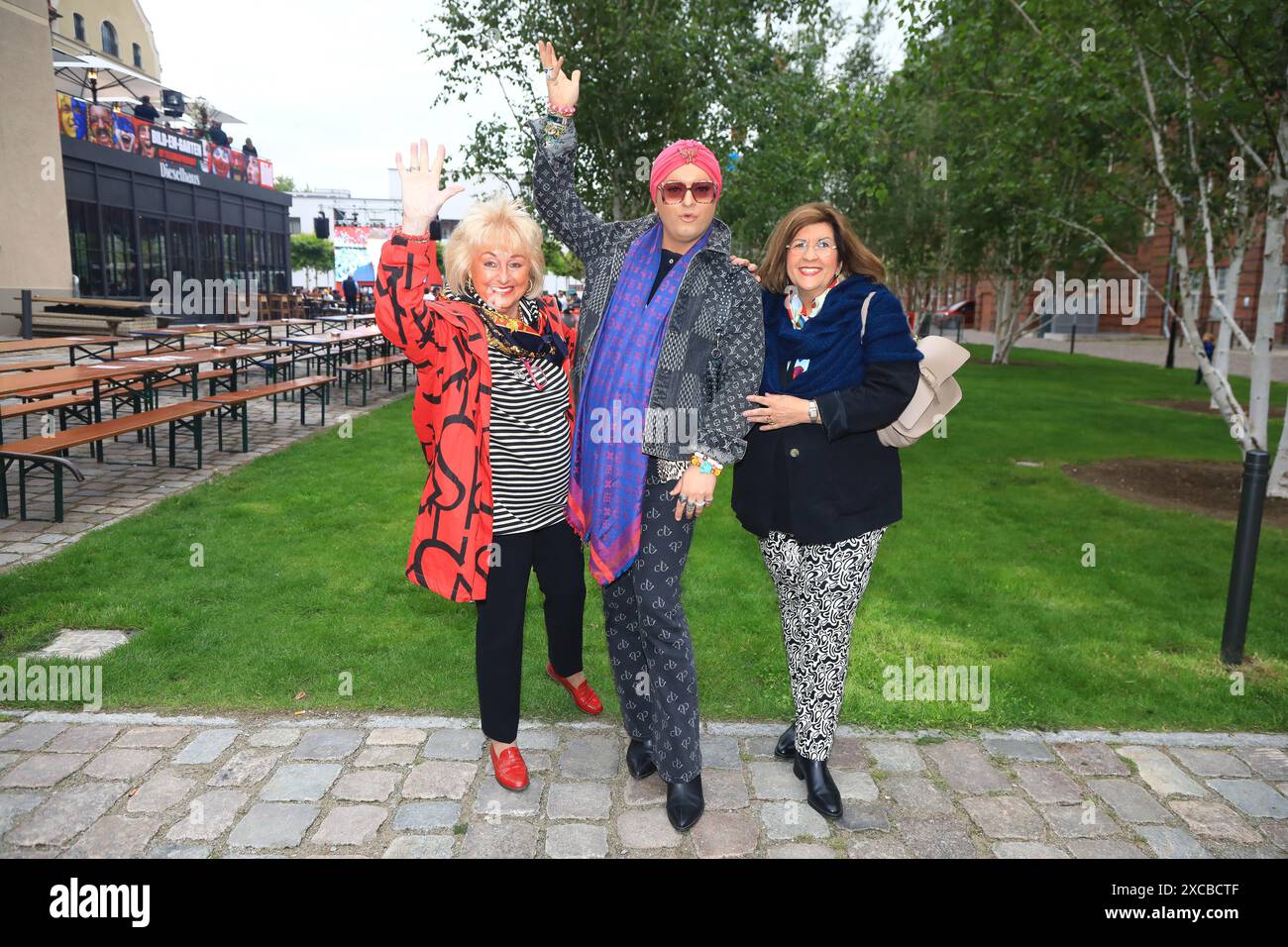 Stefanie Simon, Julian F. M. Stoeckel und Judith Stückler bei der Ankunft zum EM-public-viewing EM-Eröffnungsspiel Deutschland vs. Schottland im Berlin Foto Stock