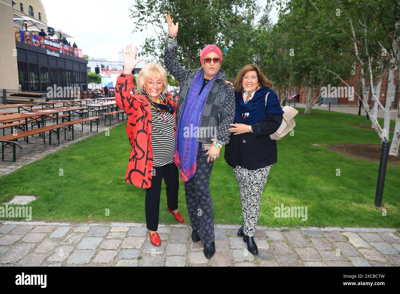 Stefanie Simon, Julian F. M. Stoeckel und Judith Stückler bei der Ankunft zum EM-public-viewing EM-Eröffnungsspiel Deutschland vs. Schottland im Berlin Foto Stock