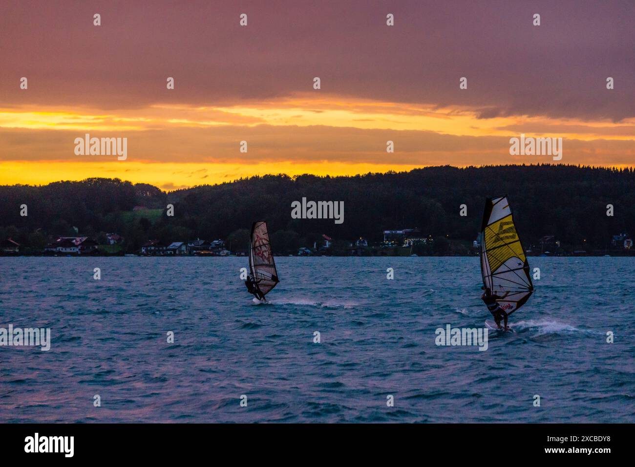 Windsurf al tramonto, Seewalchen, lago Attersee, Austria, europa Foto Stock