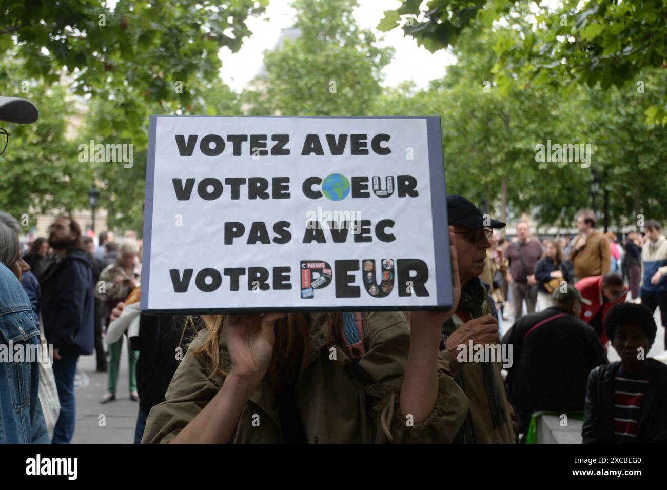 Parigi, Francia. 15 giugno 2024. Manifestazione per il fronte popolare e contro l'estrema destra a Parigi, Francia, il 15 giugno 2024. Foto di Karim Ait Adjedjou/ABACAPRESS. COM credito: Abaca Press/Alamy Live News Foto Stock