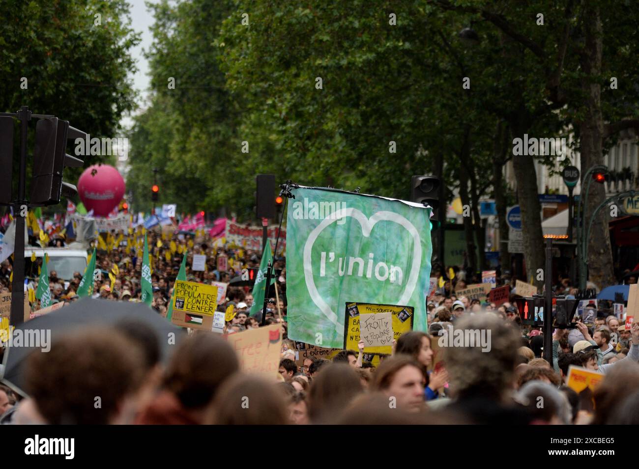 Parigi, Francia. 15 giugno 2024. Manifestazione per il fronte popolare e contro l'estrema destra a Parigi, Francia, il 15 giugno 2024. Foto di Karim Ait Adjedjou/ABACAPRESS. COM credito: Abaca Press/Alamy Live News Foto Stock