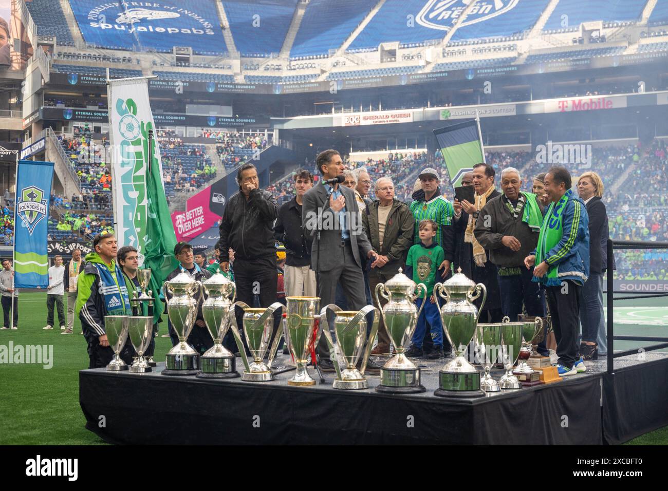 Seattle, Washington, Stati Uniti. 15 giugno 2024. Il proprietario dei Seattle Sounders ADRIAN HANAUER dà il via al Circle of Legends e rende omaggio alla squadra inaugurale dei sounders dal 1974 all'inizio della partita, in occasione della celebrazione del 50° anniversario e della partita Seattle Sounders vs Minnesota United 2-0 il 6-15-24. (Credit Image: © Melissa Levin/ZUMA Press Wire) SOLO PER USO EDITORIALE! Non per USO commerciale! Foto Stock