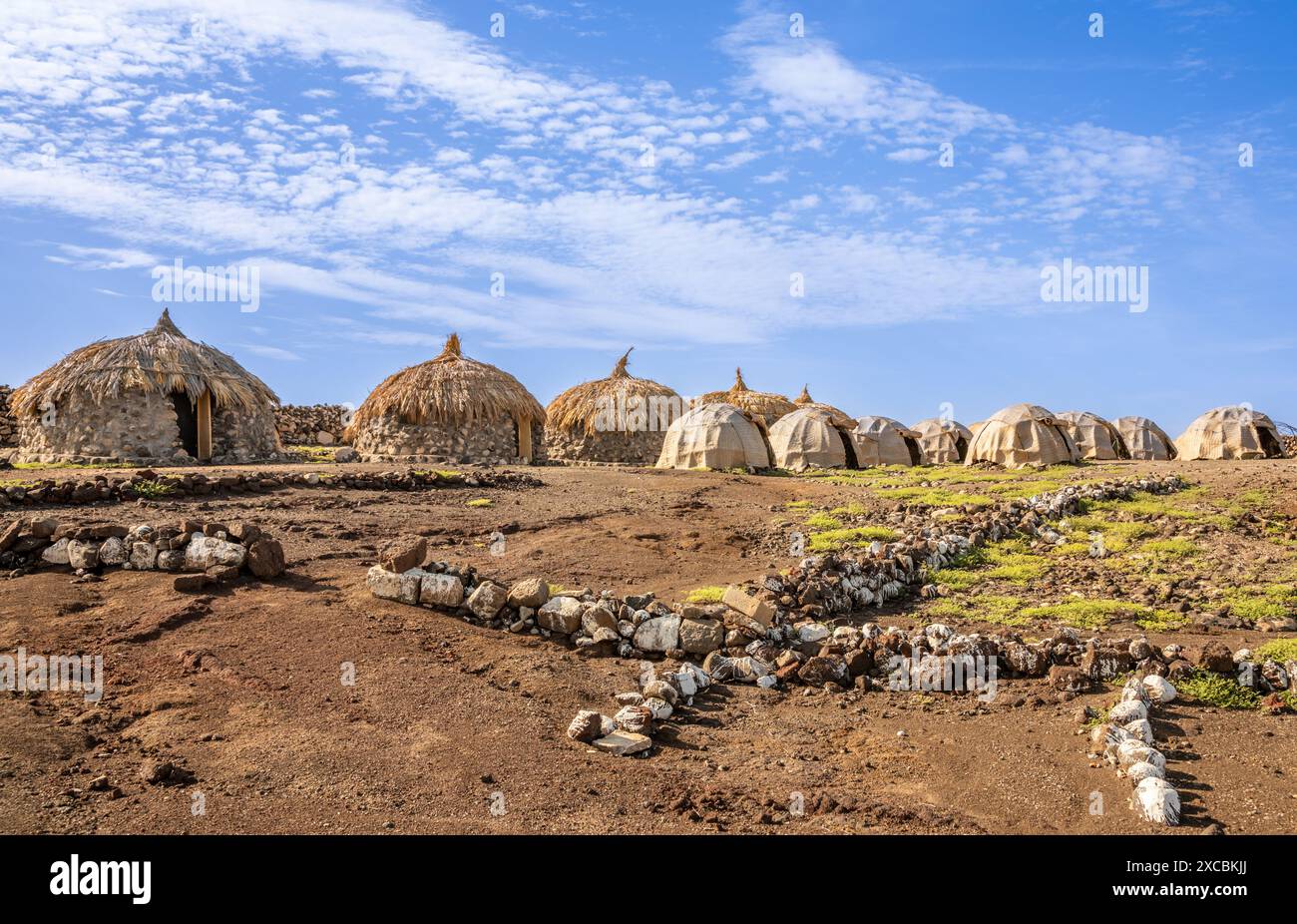 Case da campeggio e tende tradizionali in stile nomade sul lago Abbe, nella regione di Dikhil, Gibuti Foto Stock
