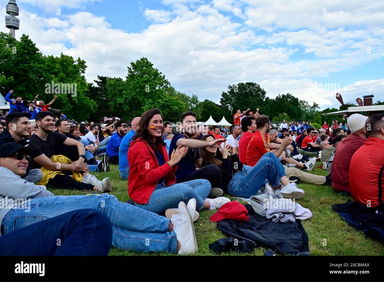 15.06.2024, Deutschland, Nordrhein-Westfalen, Ruhrgebiet, Dortmund. Fussball Europameisterschaft 2024. Euro 2024 Festival di Dortmund. Fanmeile im Westfalenpark Dortmund. Die host City Dortmund bietet waehrend der UEFA EURO 2024 ein kostenloses Public Viewing im Westfalenpark fuer bis zu 25,000 Menschen An. A Dortmunds groesstem Park werden vom 14. Juni bis zum 14. Juli alle sechs Laenderspiele in der host City Dortmund und alle Partien der deutschen Nationalmannschaft sowie das finale auf einer 114 Quadratmetro grossen Leinwand vive uebertragen. Spanische fans verfolgen das Spiel ihrer Mannscha Foto Stock