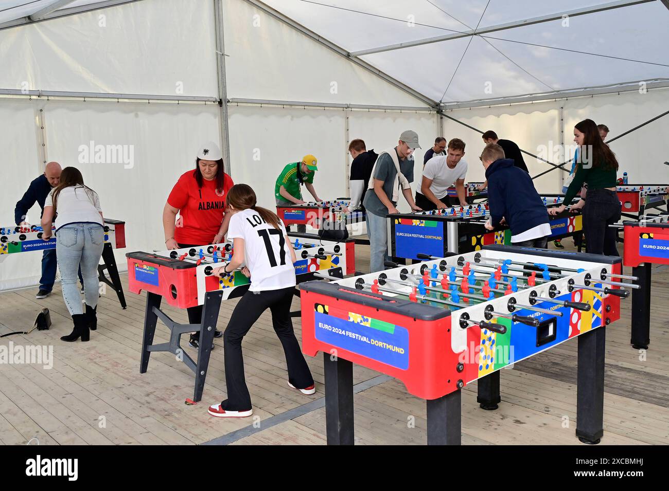 15.06.2024, Deutschland, Nordrhein-Westfalen, Ruhrgebiet, Dortmund. Fussball Europameisterschaft 2024. Euro 2024 Festival di Dortmund. Fanmeile im Westfalenpark Dortmund. Die host City Dortmund bietet waehrend der UEFA EURO 2024 ein kostenloses Public Viewing im Westfalenpark fuer bis zu 25,000 Menschen An. A Dortmunds groesstem Park werden vom 14. Juni bis zum 14. Juli alle sechs Laenderspiele in der host City Dortmund und alle Partien der deutschen Nationalmannschaft sowie das finale auf einer 114 Quadratmetro grossen Leinwand vive uebertragen. Blick auf eine Aktivitaetszone fan fuer in Westf Foto Stock