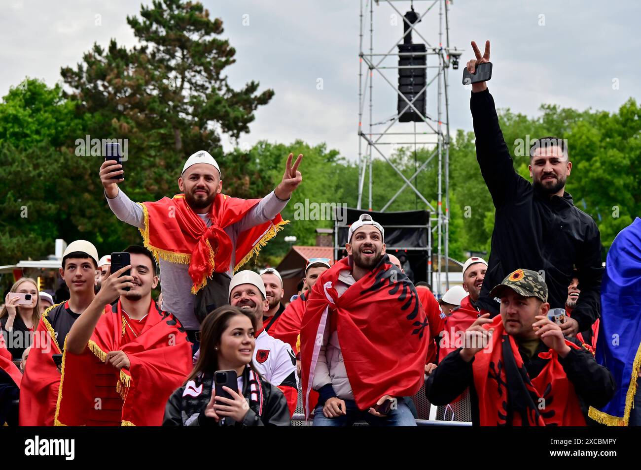 15.06.2024, Deutschland, Nordrhein-Westfalen, Ruhrgebiet, Dortmund. Fussball Europameisterschaft 2024. Euro 2024 Festival di Dortmund. Fanmeile im Westfalenpark Dortmund. Die host City Dortmund bietet waehrend der UEFA EURO 2024 ein kostenloses Public Viewing im Westfalenpark fuer bis zu 25,000 Menschen An. A Dortmunds groesstem Park werden vom 14. Juni bis zum 14. Juli alle sechs Laenderspiele in der host City Dortmund und alle Partien der deutschen Nationalmannschaft sowie das finale auf einer 114 Quadratmetro grossen Leinwand vive uebertragen. I fan albanesi sono in pubblico Viewingbereich vor der Foto Stock