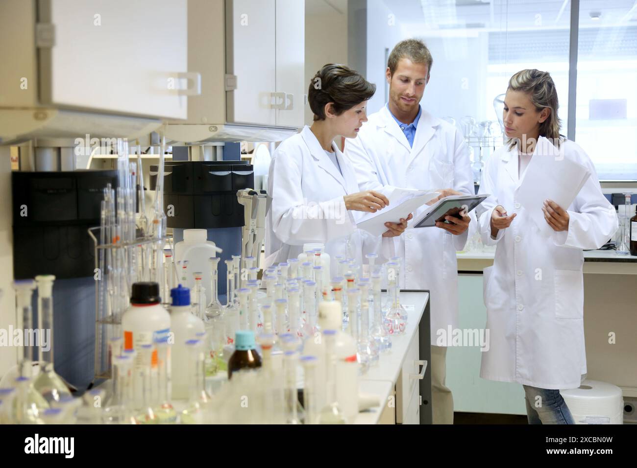 Ricercatori, laboratorio di Microbiologia, Fondazione Tecnalia, Centro tecnologico e di ricerca, San Sebastian Technological Park, Donostia, Gipuzkoa, Basqu Foto Stock