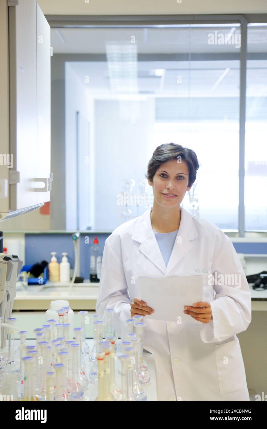 Ricercatori, laboratorio di Microbiologia, Fondazione Tecnalia, Centro tecnologico e di ricerca, San Sebastian Technological Park, Donostia, Gipuzkoa, Basqu Foto Stock