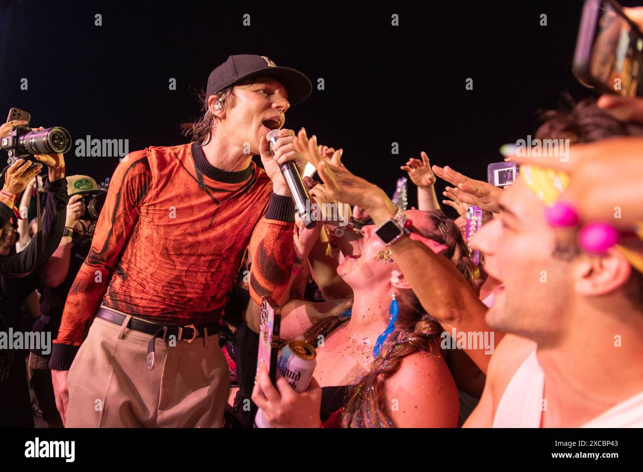 Matt Shultz di Cage the Elephant durante il Bonnaroo Music and Arts Festival il 15 giugno 2024, a Manchester, Tennessee (foto di Daniel DeSlover/Sipa USA) Foto Stock