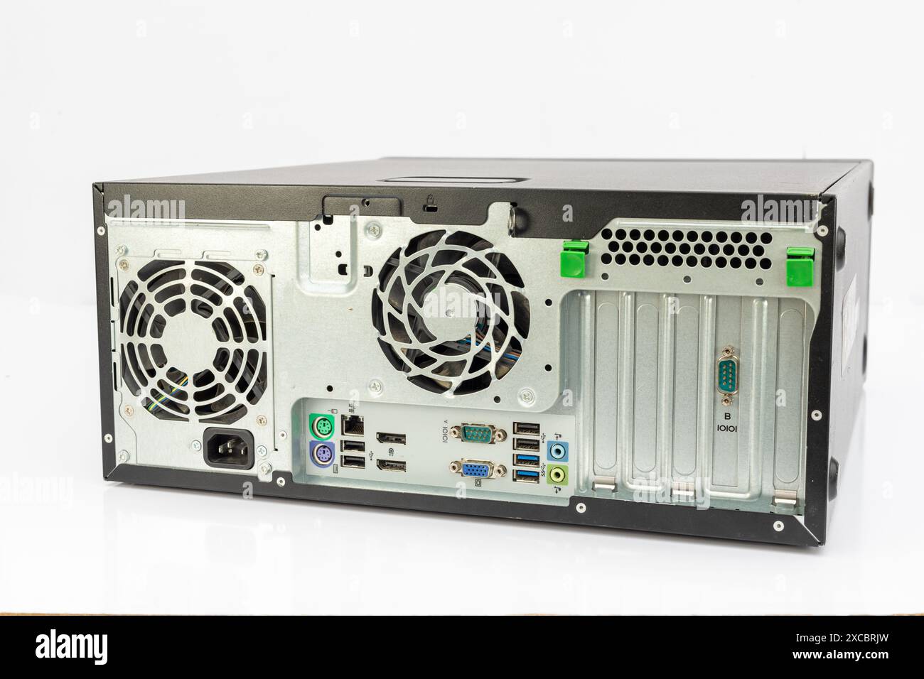 Vista posteriore di un computer desktop in primo piano Foto Stock